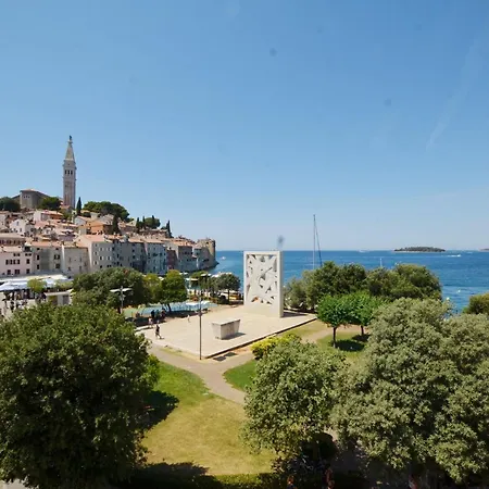 Sunny With Sea View - One Bedroom With Sea View Apartmán